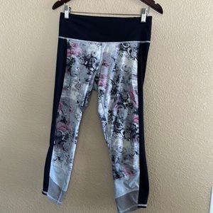 Lululemon - If you’re lucky - Navy/Gray Cropped EUC legging multicolor- Size 8